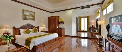 Habitación panorámica - 1 cama matrimonial o 2 individuales, 1 cama Queen size, balcón | Ropa de cama de alta calidad, edredón y minibar