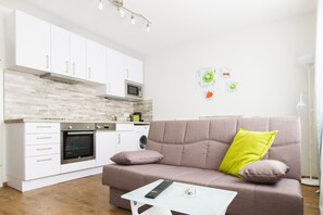 LĂ€genhet | Vardagsrum | 70-centimeters platt-tv med satellitkanaler och tv