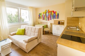 Apartamento | Zona de estar | Televisión de pantalla plana de 70 cm con canales por satélite