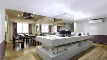 2 restaurantes, com serviço de café da manhã e almoço; culinária chinesa