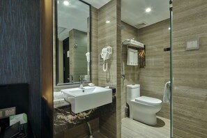 Special Room | Bathroom | Shower, free toiletries, hair dryer, slippers - Insail Hotels Huanshi Road Taojin Metro Station Guangzhou (Guangzhou)
