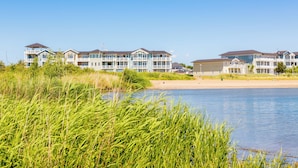 Deluxe Double Room | Minibar, WiFi (free), bed sheets - Roompot Beachhotel Cape Helius (Hellevoetsluis)