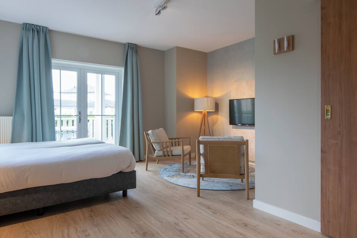 minibar, free wifi, bed sheets