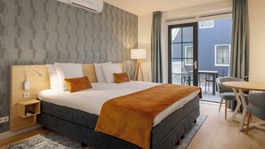 Deluxe Room | In-room safe, WiFi (free), bed sheets - Roompot Hotel Marinapark Volendam (Volendam)