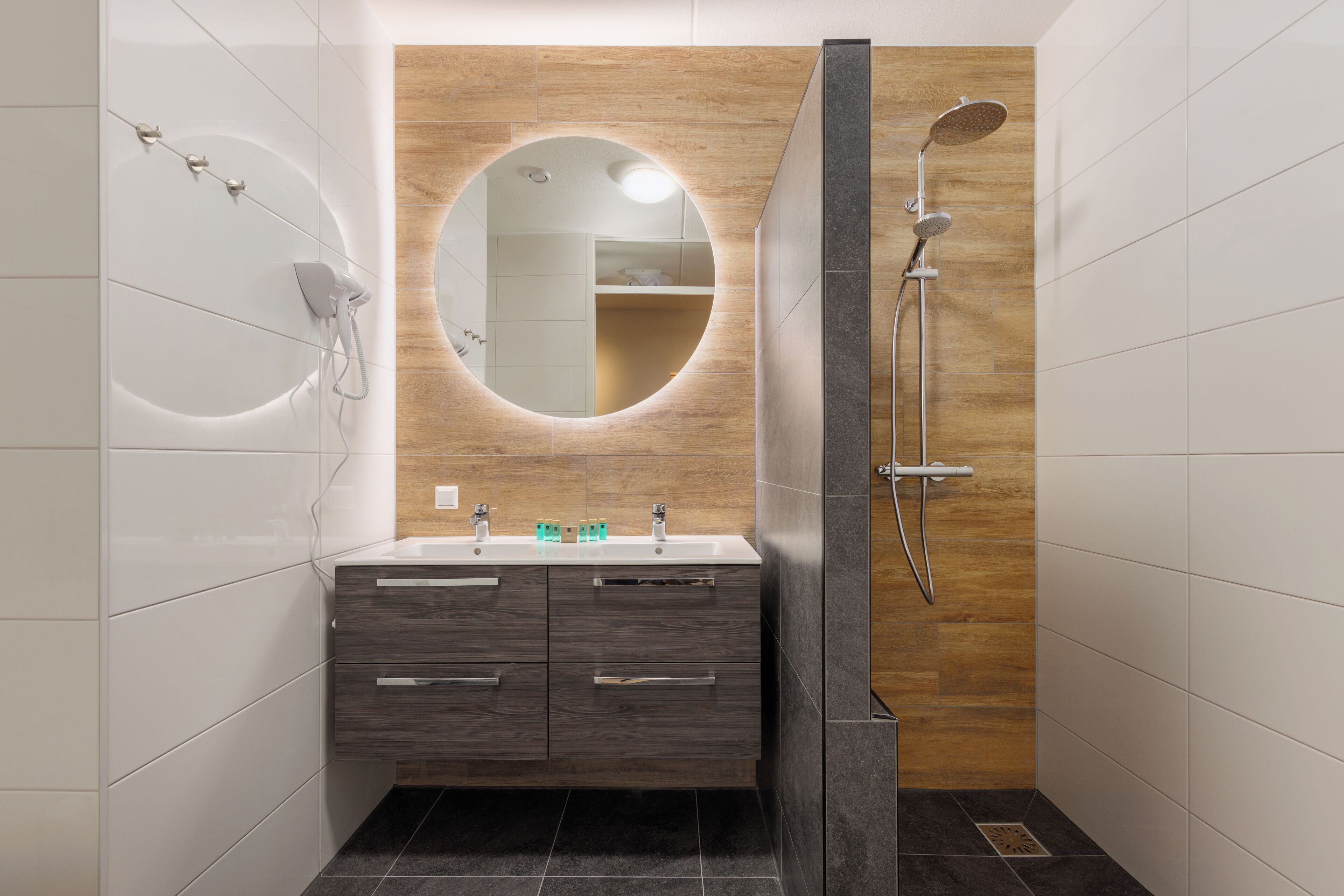 Deluxe Room | Bathroom | Hair dryer, towels