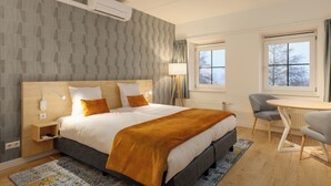 Comfort Double Room | In-room safe, WiFi (free), bed sheets - Roompot Hotel Marinapark Volendam (Volendam)