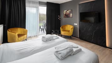 In-room safe, free WiFi, bed sheets