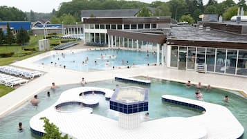 Sauna, hot tub, steam room, facials, 3 treatment rooms, massages
