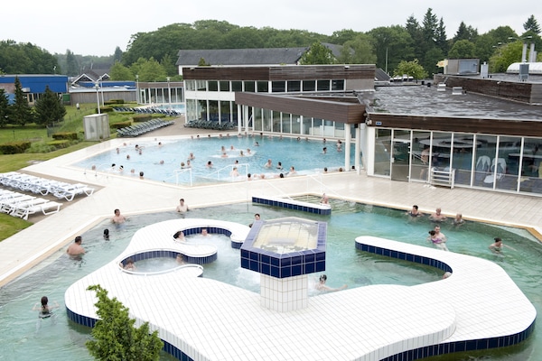 Sauna, hot tub, steam room, body treatments, body scrubs, facials
