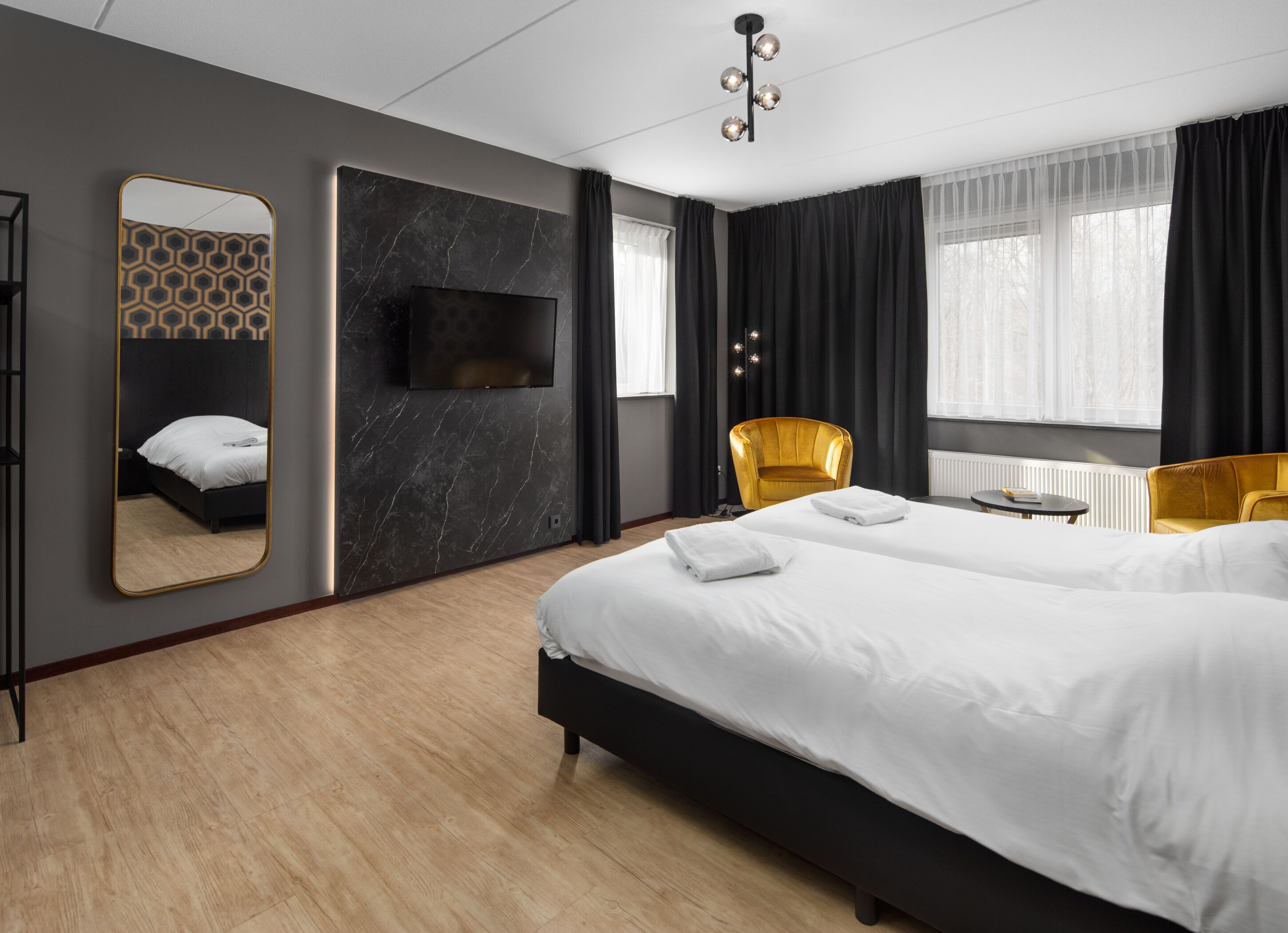 family room | in-room safe, free wifi, bed sheets