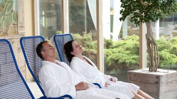 Een sauna, een bubbelbad, een stoombad, gezichtsbehandelingen