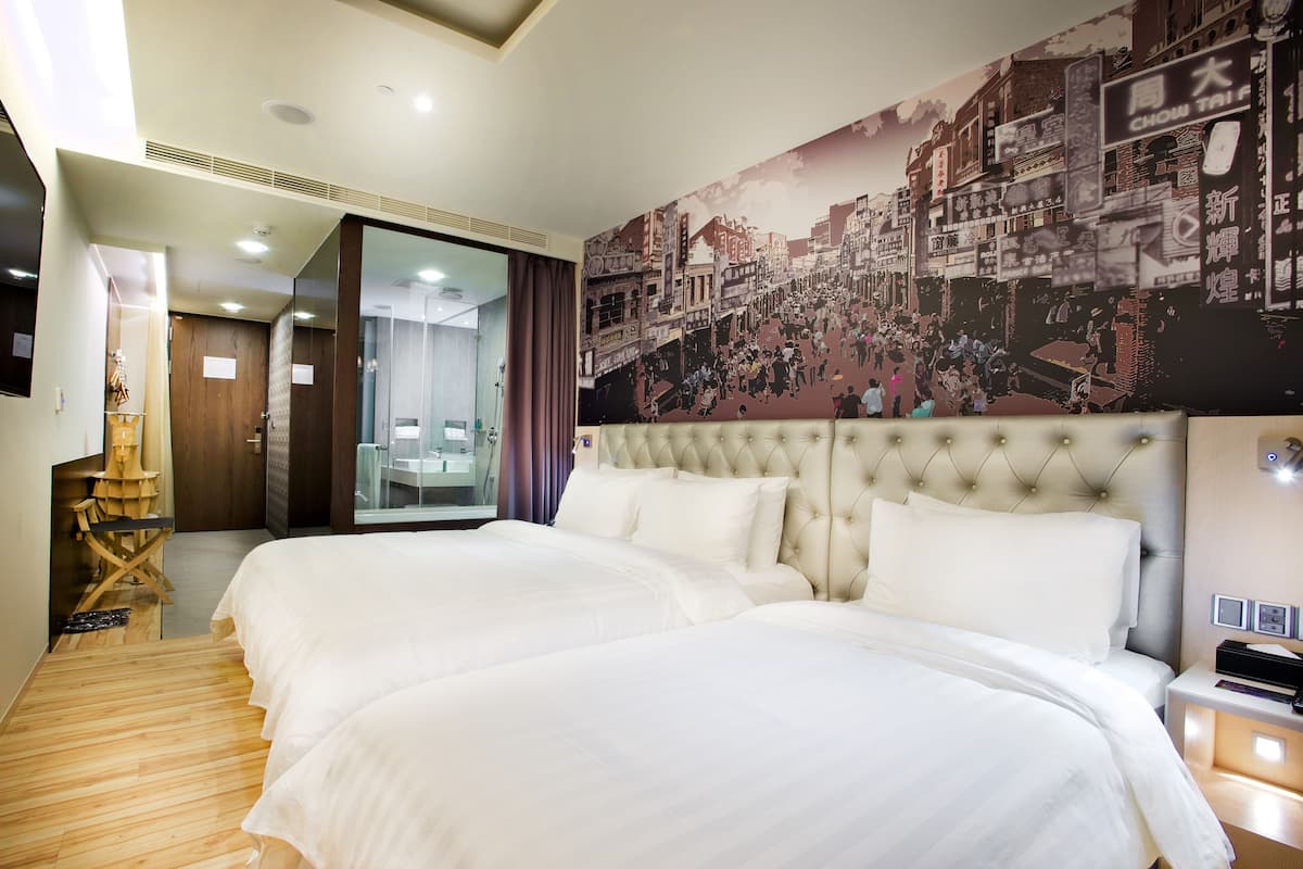 Deluxe driepersoonskamer | Luxe beddengoed, een kluis op de kamer, individueel gedecoreerd