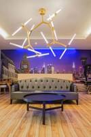 Ropa de cama de alta calidad y caja de seguridad en la habitación 