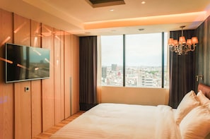 Suite | Premium bedding, in-room safe, individually decorated, desk - FX Hotel Tainan MinSheng Road Branch (Tainan)