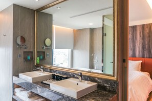 Suite | Premium bedding, in-room safe, individually decorated, desk - FX Hotel Tainan MinSheng Road Branch (Tainan)