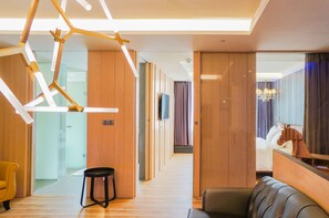 Suite | Premium bedding, in-room safe, individually decorated, desk - FX Hotel Tainan MinSheng Road Branch (Tainan)