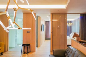 Ropa de cama de alta calidad y caja de seguridad en la habitación 