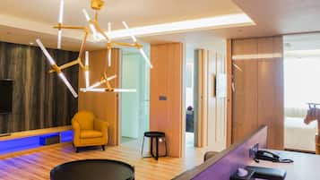 Suite | Hochwertige Bettwaren, Zimmersafe, individuell dekoriert, Schreibtisch