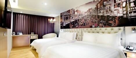 Une chambre d’hôtel avec deux lits, une grande fresque représentant un paysage urbain, un téléviseur à écran plat, une table de chevet avec une lampe et un plancher en bois.