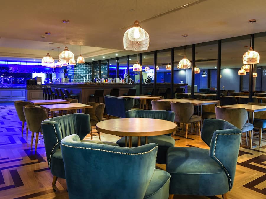 Se sirven desayunos y cocina china