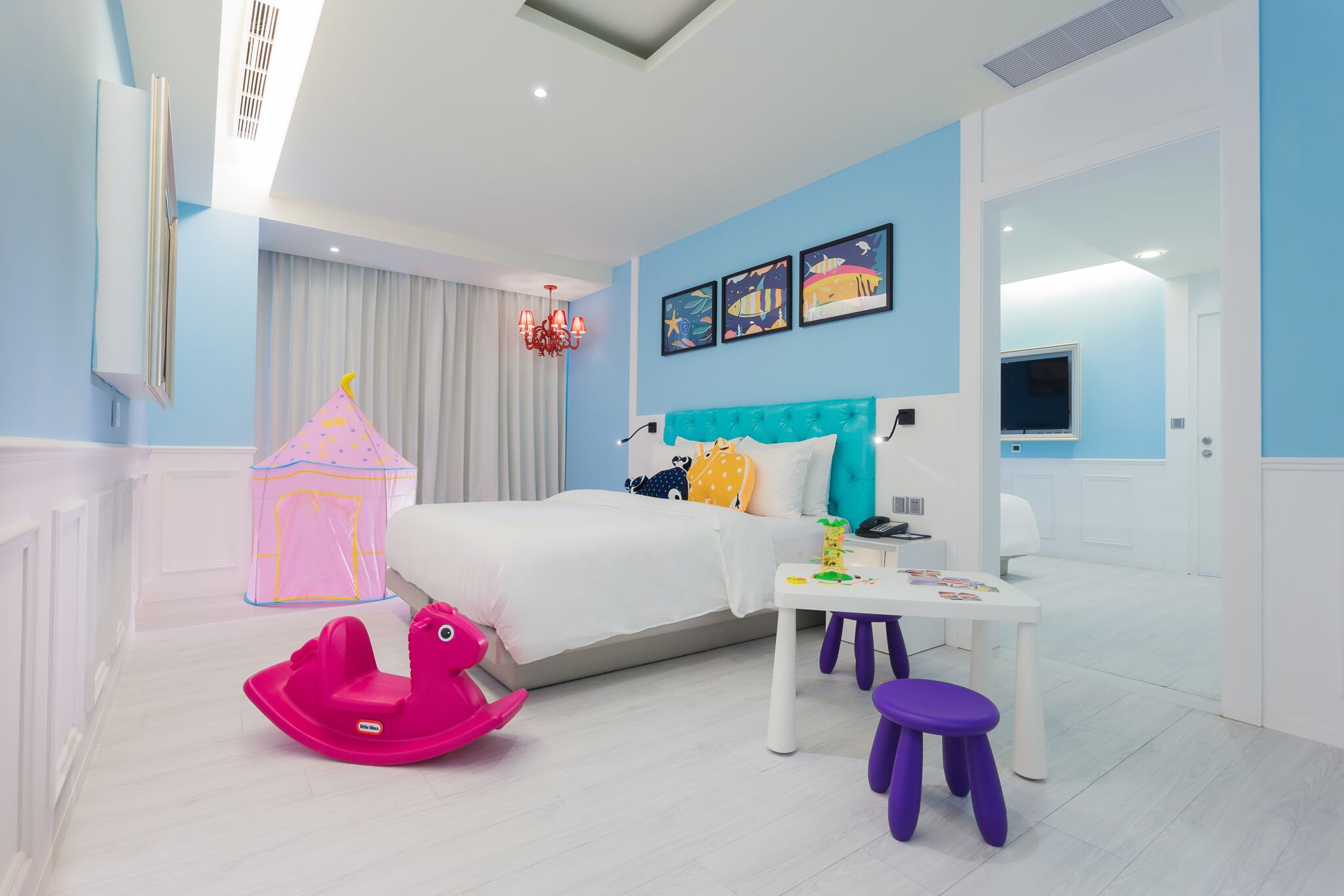 Familien-Vierbettzimmer | Hochwertige Bettwaren, Zimmersafe, individuell dekoriert, Schreibtisch