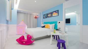 Familien-Vierbettzimmer | Hochwertige Bettwaren, Zimmersafe, individuell dekoriert, Schreibtisch