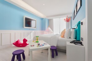 Habitació quàdruple familiar | Roba de llit d'alta qualitat i caixa forta a l'habitació 