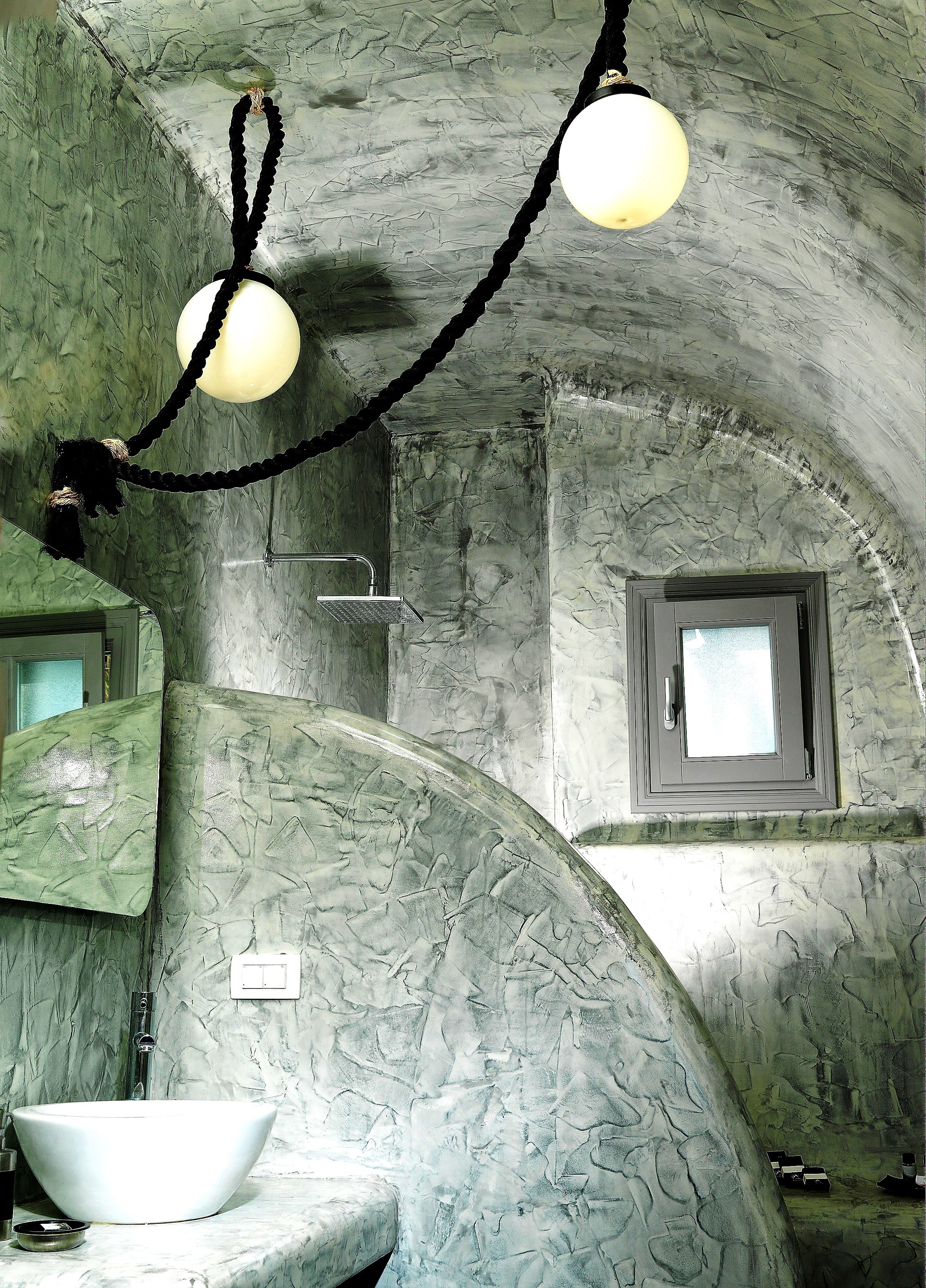 suite | bathroom | free toiletries, towels