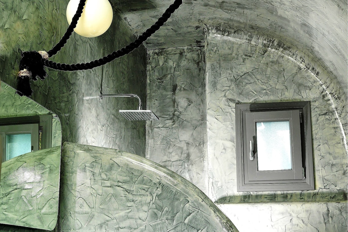 suite | bathroom | free toiletries, towels