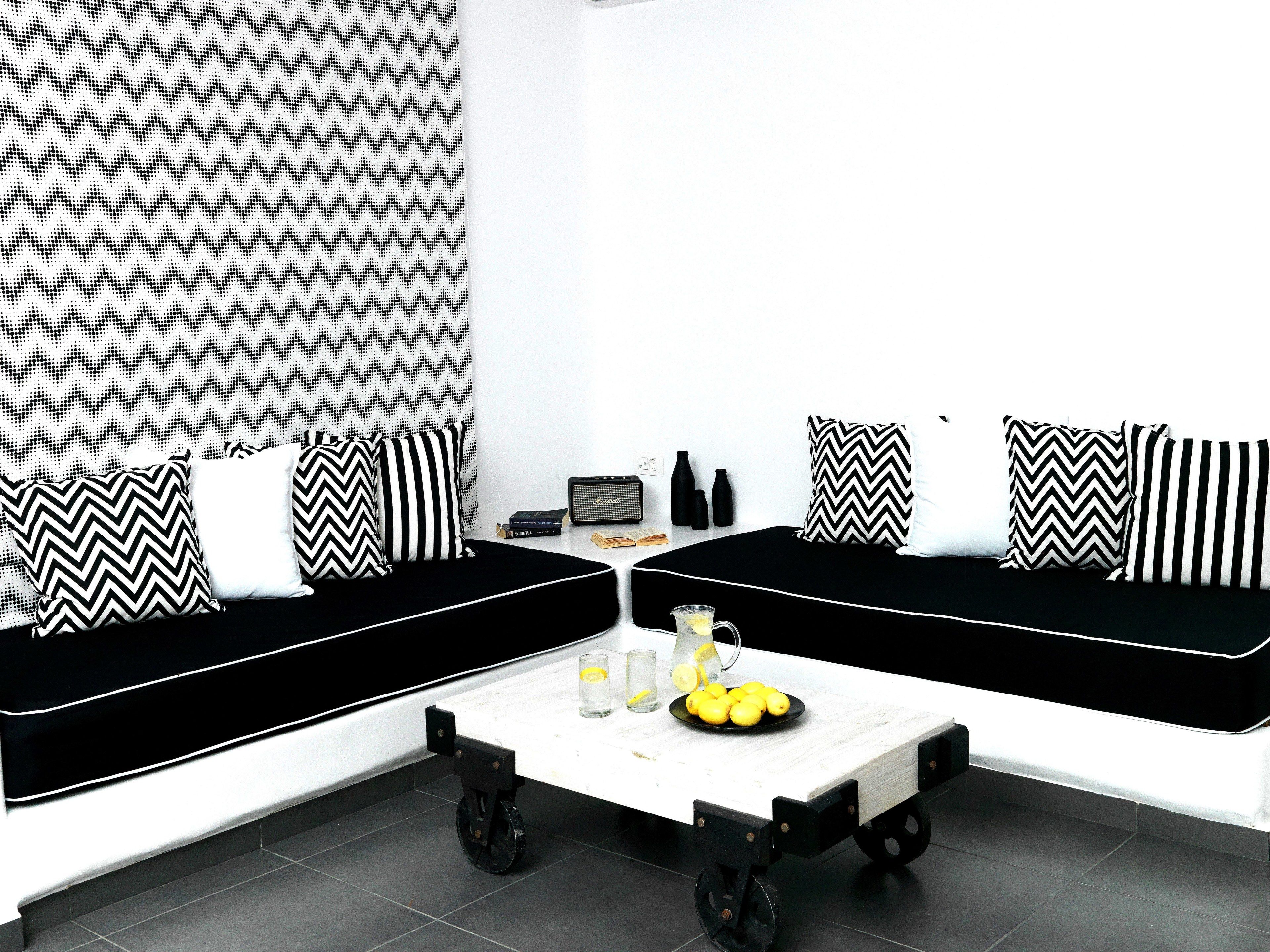 suite | living room | flat-screen tv