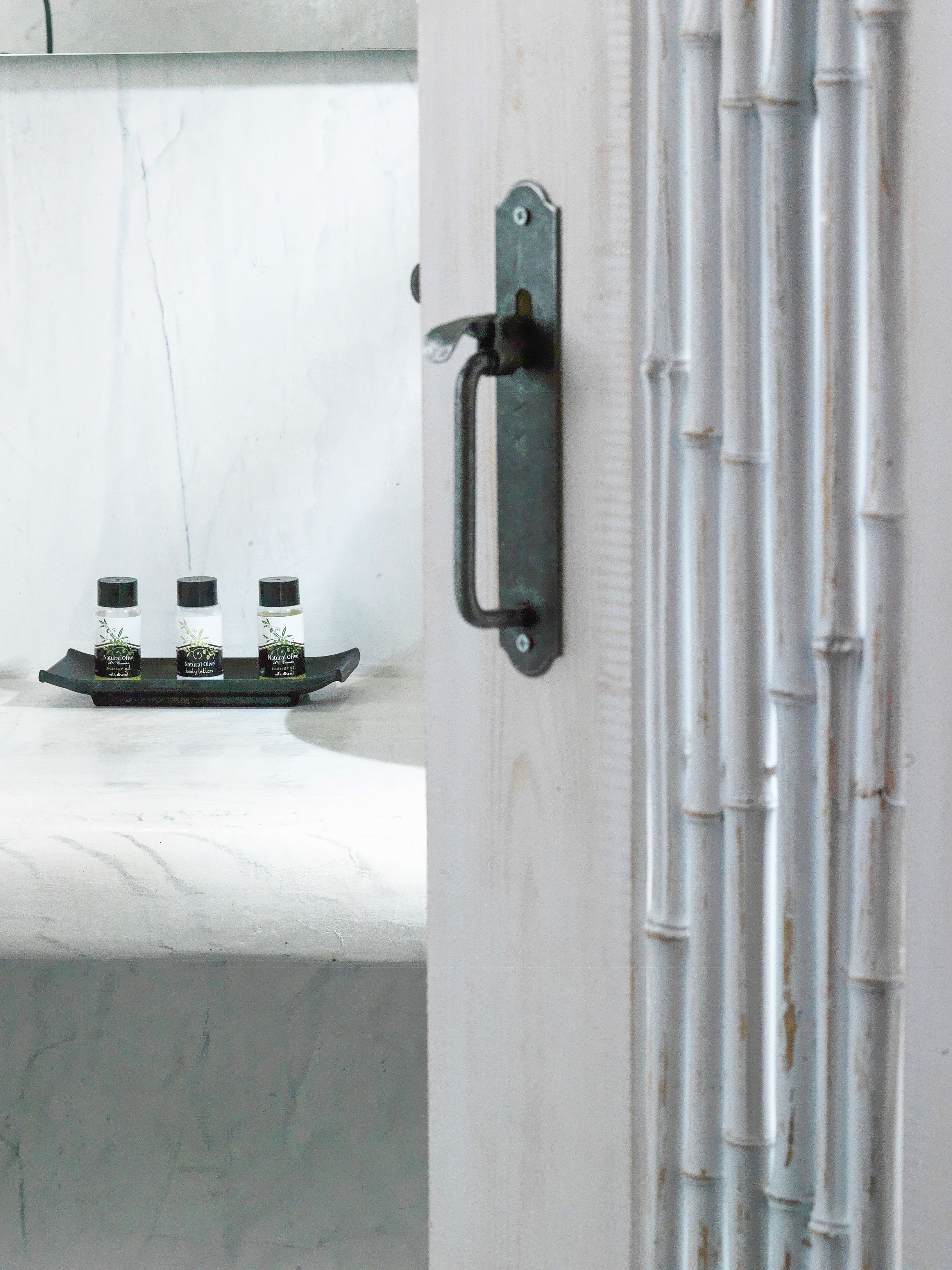 suite | bathroom amenities | free toiletries, towels