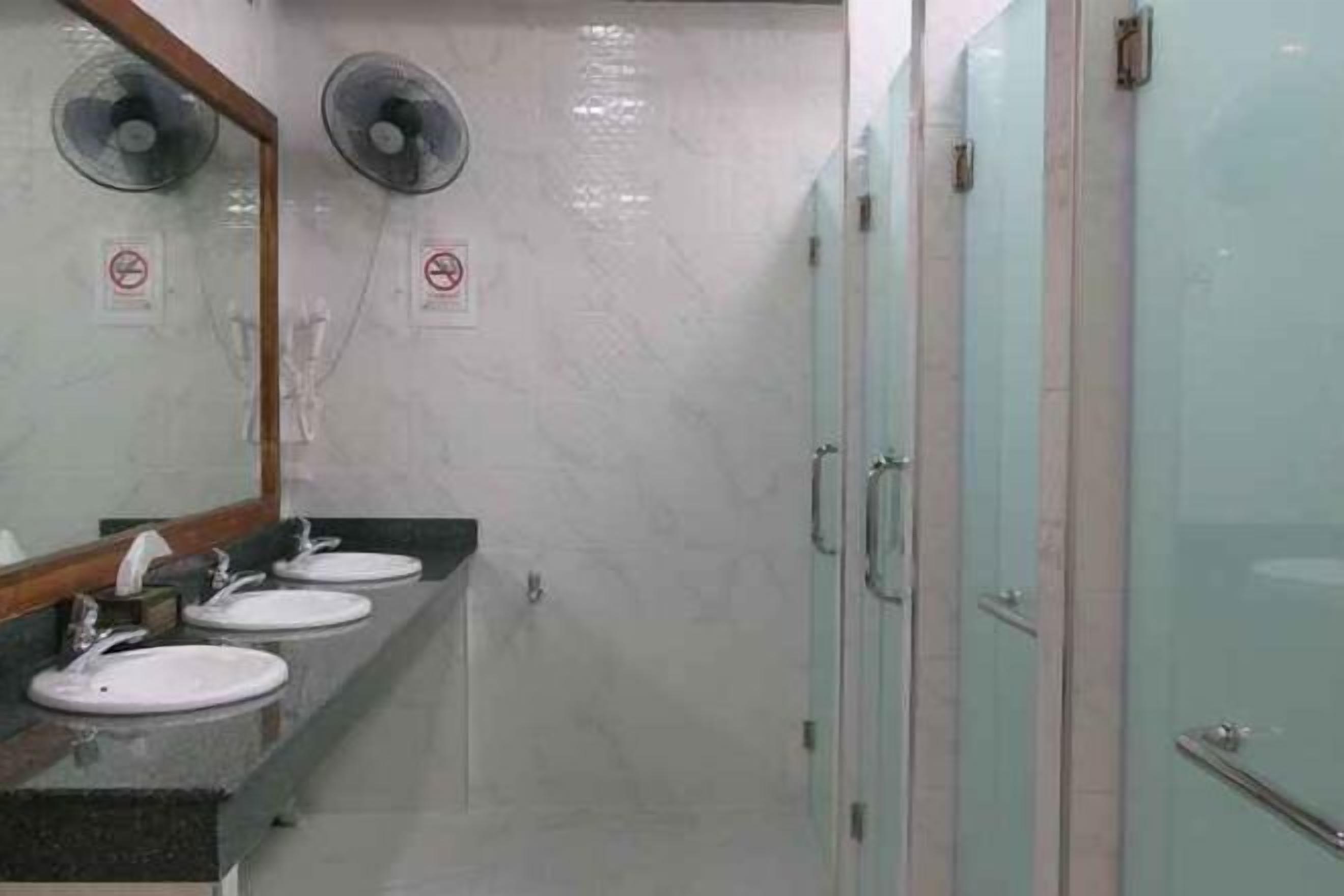 Articles de toilette gratuits, sèche-cheveux, serviettes fournies