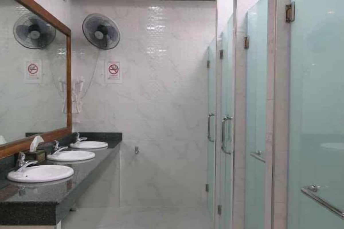 Produtos de toalete grátis, secador de cabelo, toalhas de banho