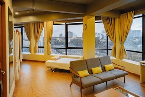 Private room with 5 beds & shared external bathroom | Area soggiorno | TV 32 pollici con canali via cavo