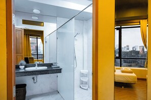 Private room with 5 beds & shared external bathroom | Bagno | Set di cortesia gratuito, asciugacapelli, asciugamani