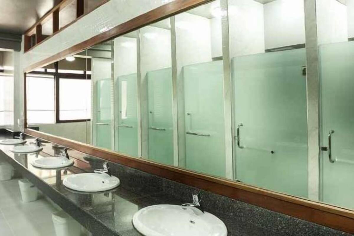 Kylpyhuone | Ilmaiset hygieniatuotteet, hiustenkuivaaja, pyyhkeet