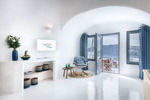 Honeymoon Suite with outdoor heated plunge pool with jets | ตู้นิรภัยในห้องพัก, ห้องพักตกแต่งอย่างมีเอกลักษณ์, ผ้าม่านกันแสง