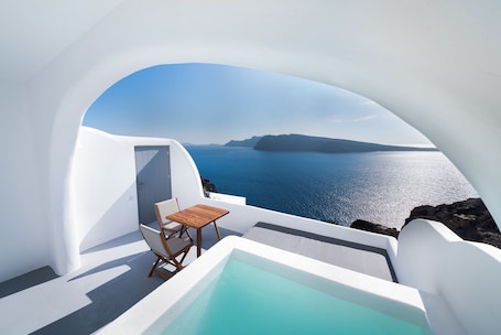 Senior Suite with outdoor hot tub (2 pax) | Vista do quarto. Maregio Suites