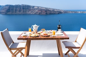Outdoor dining - Maregio Suites (Santorini)