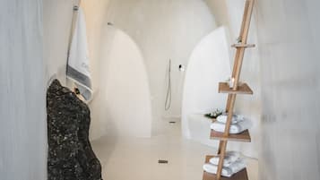 Senior Suite with outdoor hot tub (2 pax) | Baño | Ducha, artículos de higiene personal de diseño y secador de pelo