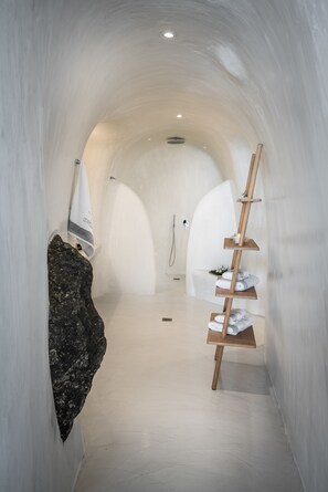 Senior Suite with outdoor hot tub (2 pax) | Bathroom | Shower, designer toiletries, hair dryer, bathrobes - Maregio Suites (Santorini)