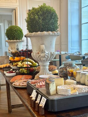 Petit déjeuner buffet servi tous les jours en supplément