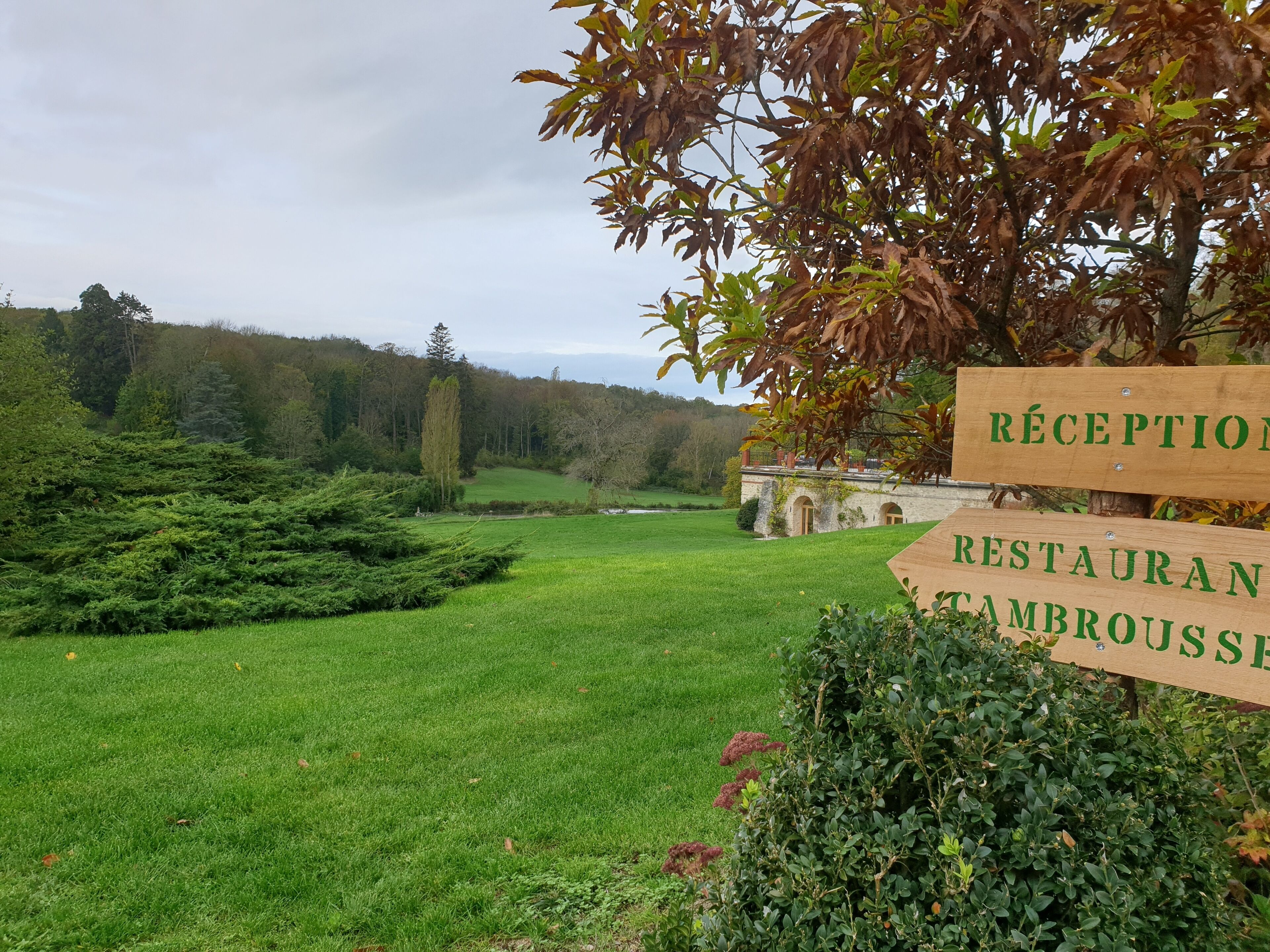 A sign indicating a reception and restaurant area.