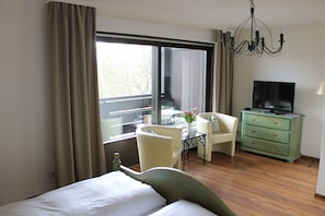 Quarto casal conforto, sacada | Roupas de cama premium, edredons de pluma, cofres nos quartos