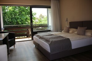 Kamar Double untuk 1 Orang | Seprai premium, selimut bulu angsa, brankas, dan meja kerja