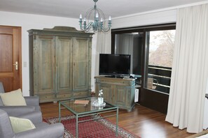 Comfort Double Room, Balcony | Living area | 80-cm flat-screen TV with satellite channels, TV - Hotel garni Bellevue (Bad Fuessing)