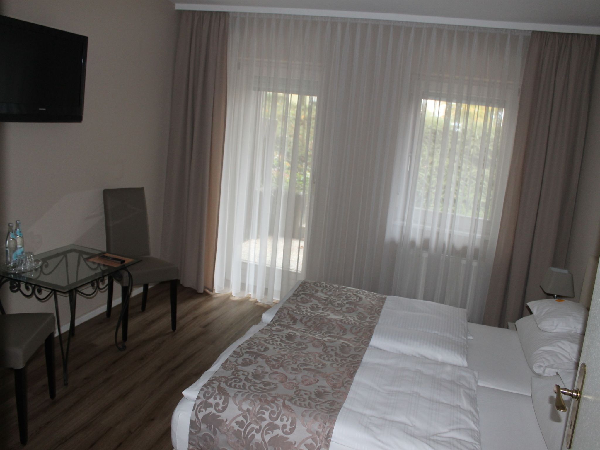 premium bedding, down duvets, in-room safe, desk