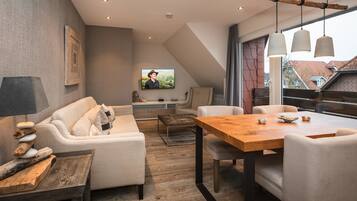 Familien-Dreibettzimmer, 1 Schlafzimmer | Wohnzimmer | Fernseher