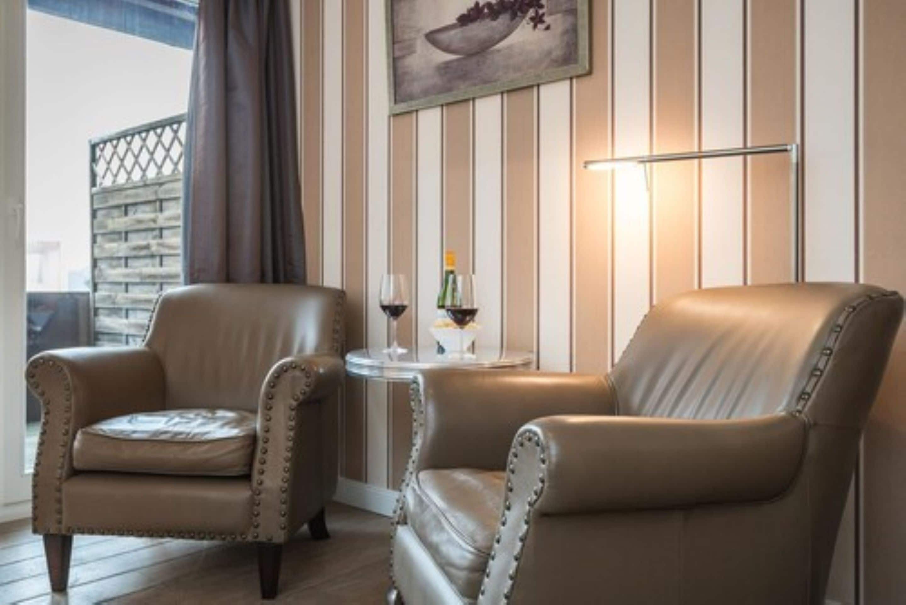 comfort double room, balcony | living area | tv