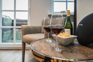 Comfort-Doppelzimmer, Balkon | Wohnbereich | Fernseher